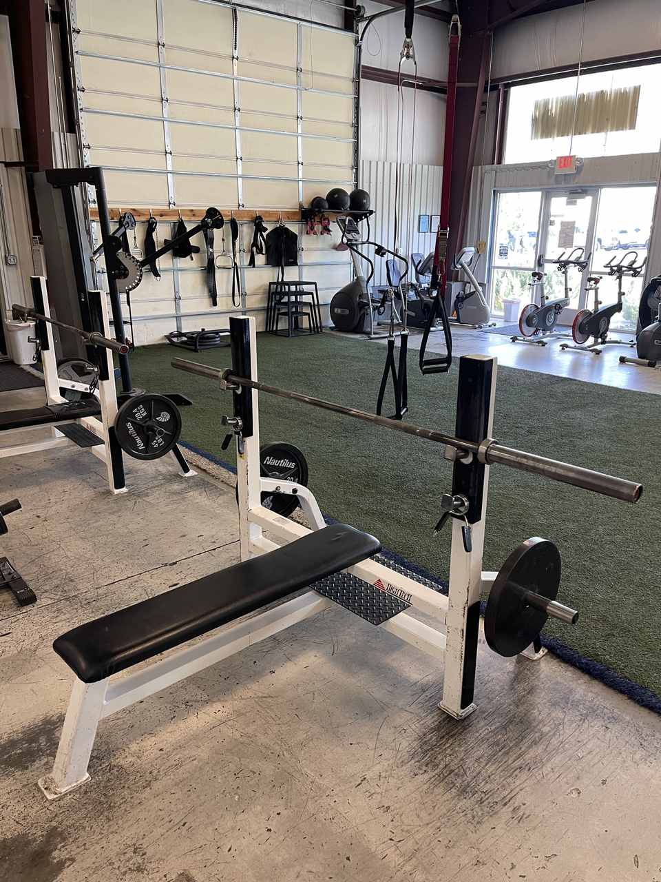 Bench press station.