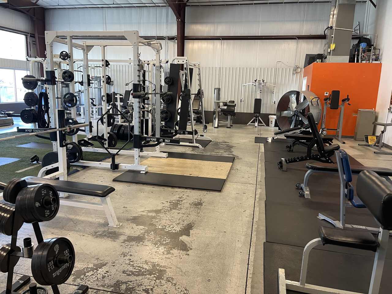 Multiple power racks with weight plates.